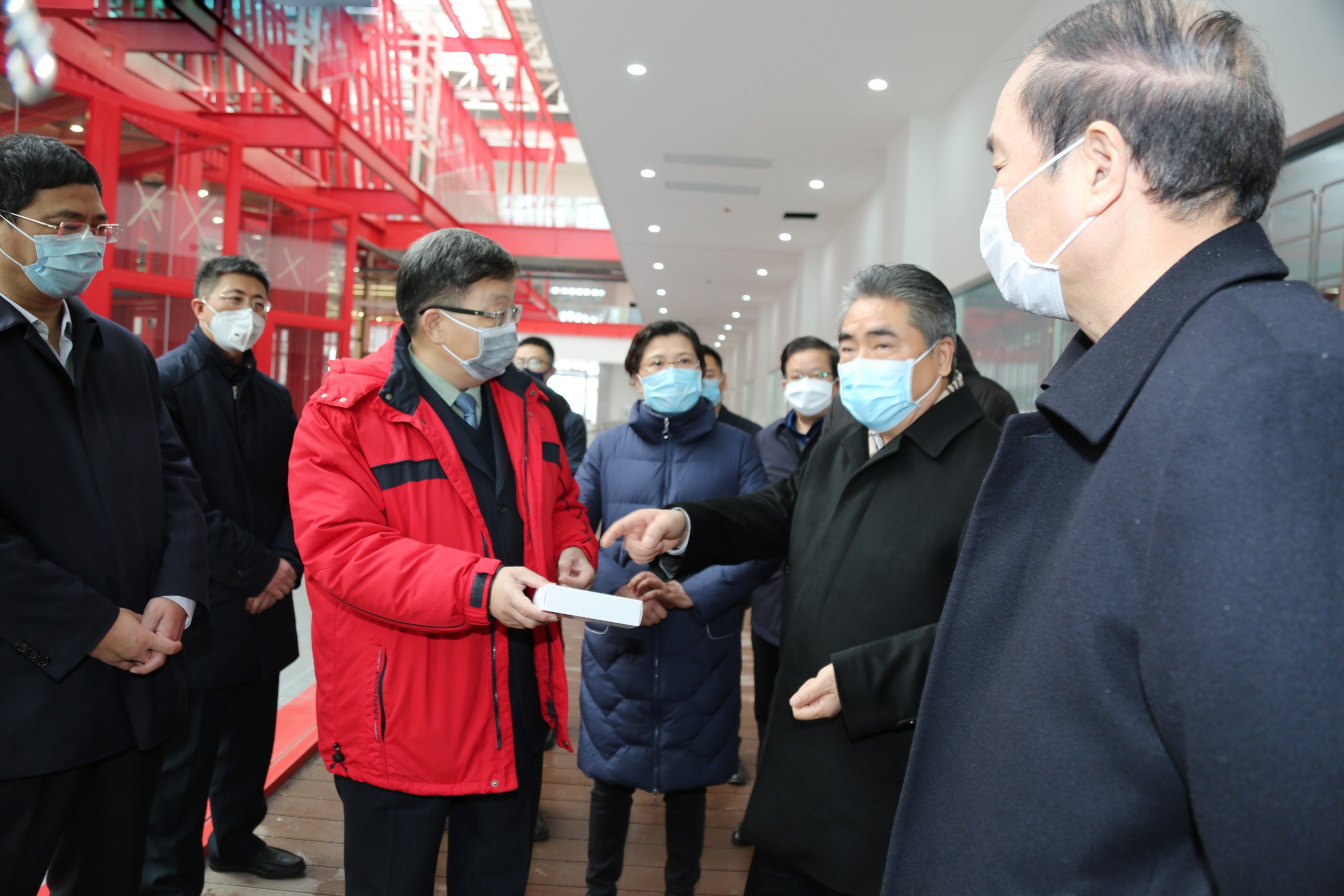 市委书记项雪龙一行莅临AG亚娱平台药业 关怀指导新冠肺炎防控药物生产工作